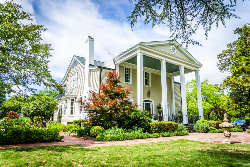 Exterior shot of Clevedale Historic Inn.
