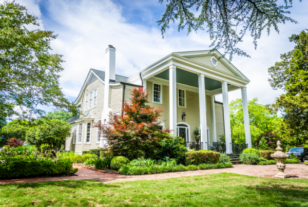 Exterior shot of Clevedale Historic Inn.